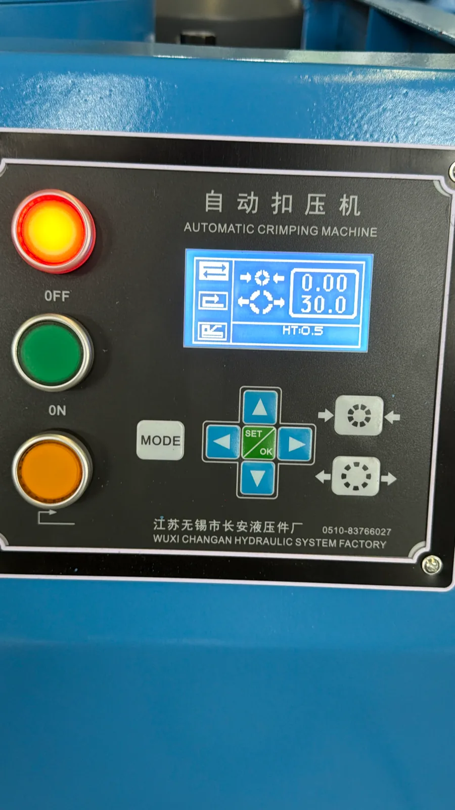 面板特写,可见“自动扣压机 / AUTOMATIC CRIMPING MACHINE”与数值界面