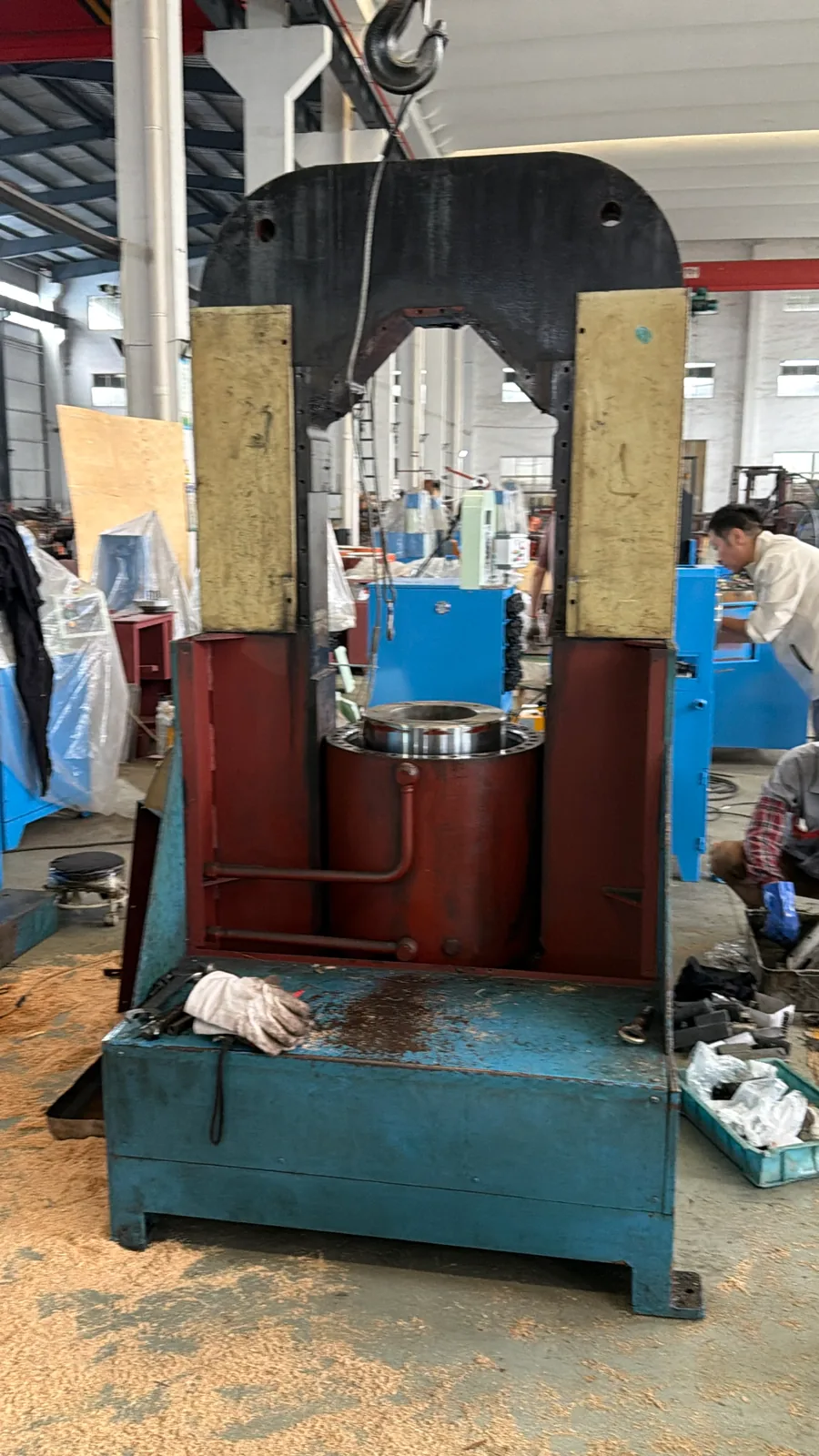 有明显使用痕迹的大型 U 形旧设备正面,工作区域和底座可见