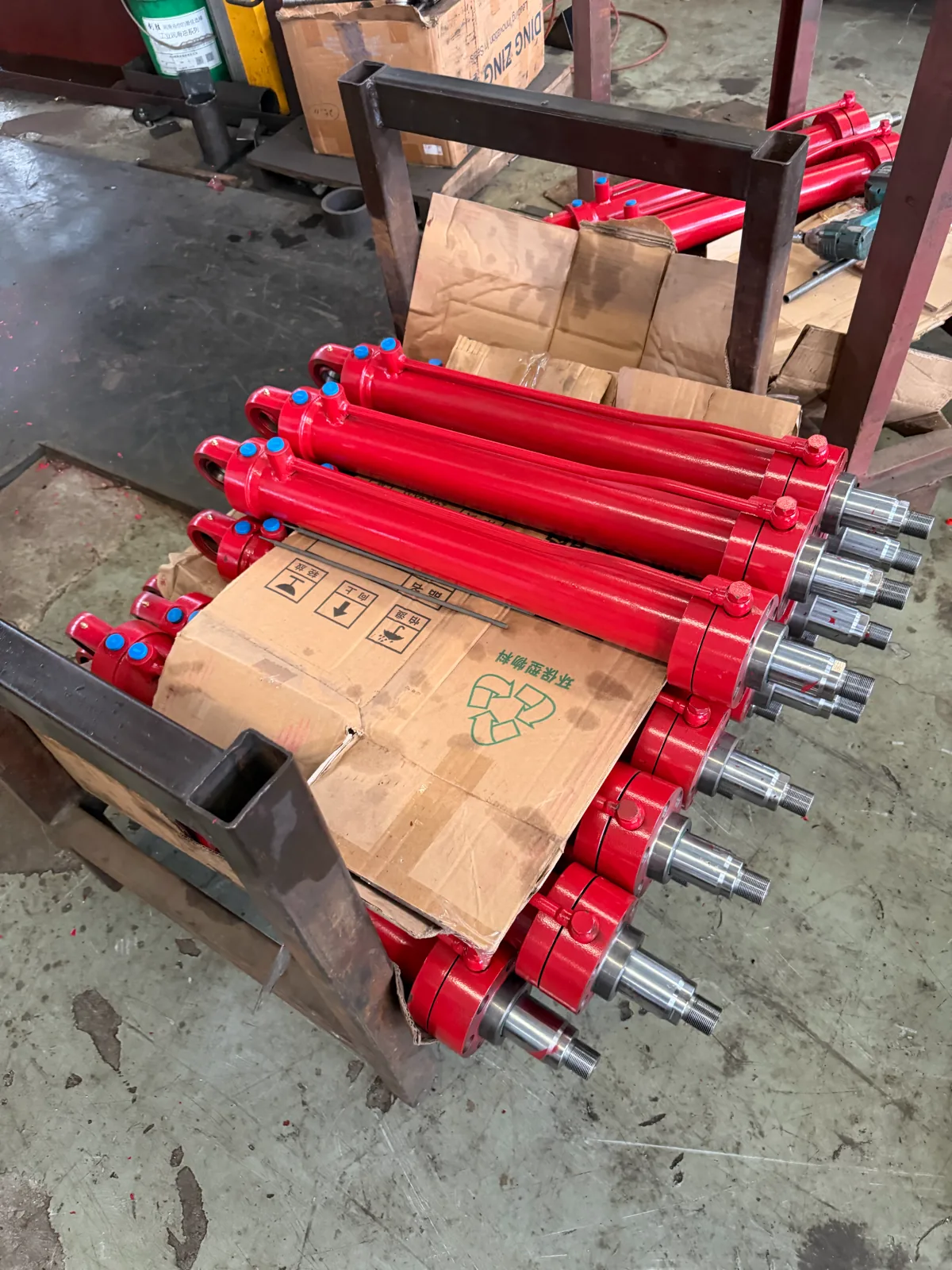 多支红色液压缸/缸体组件整齐放在工装架上