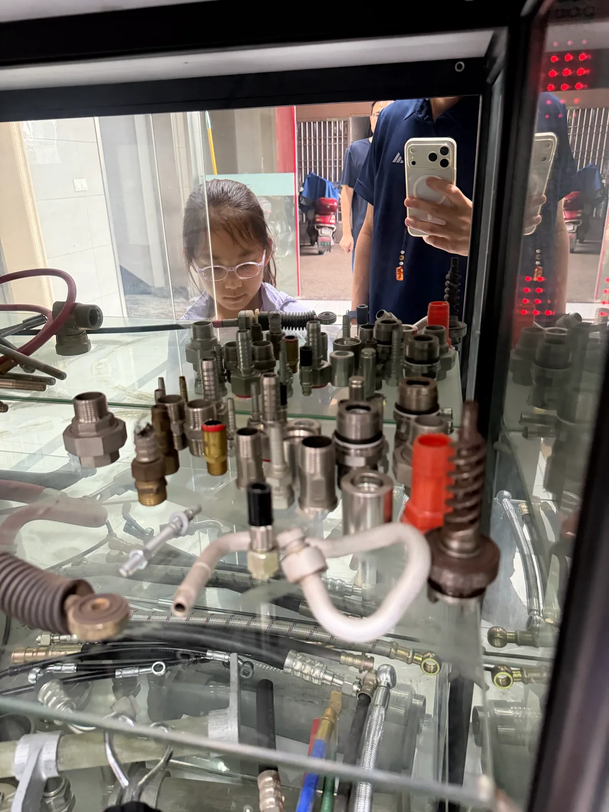 展柜内多种螺纹接头、塑料/金属弯头和小型管路成品