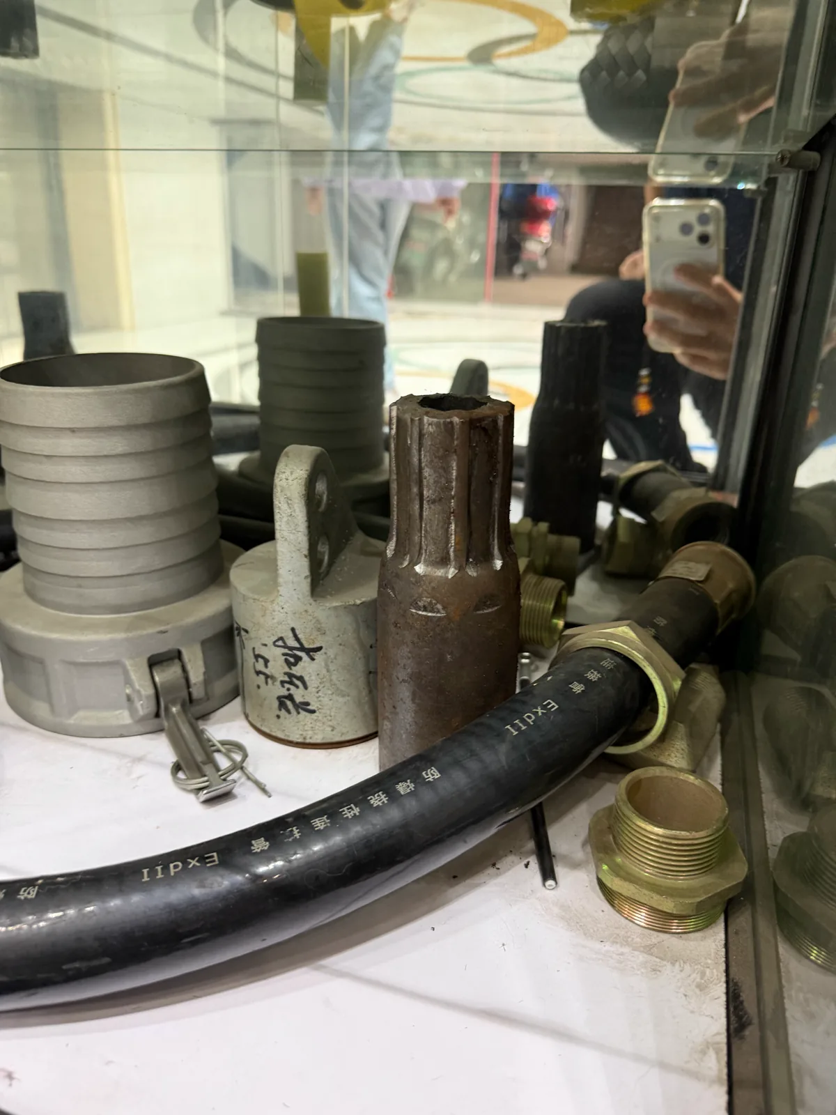 大直径黑色管体与灰色接头更近的组合画面