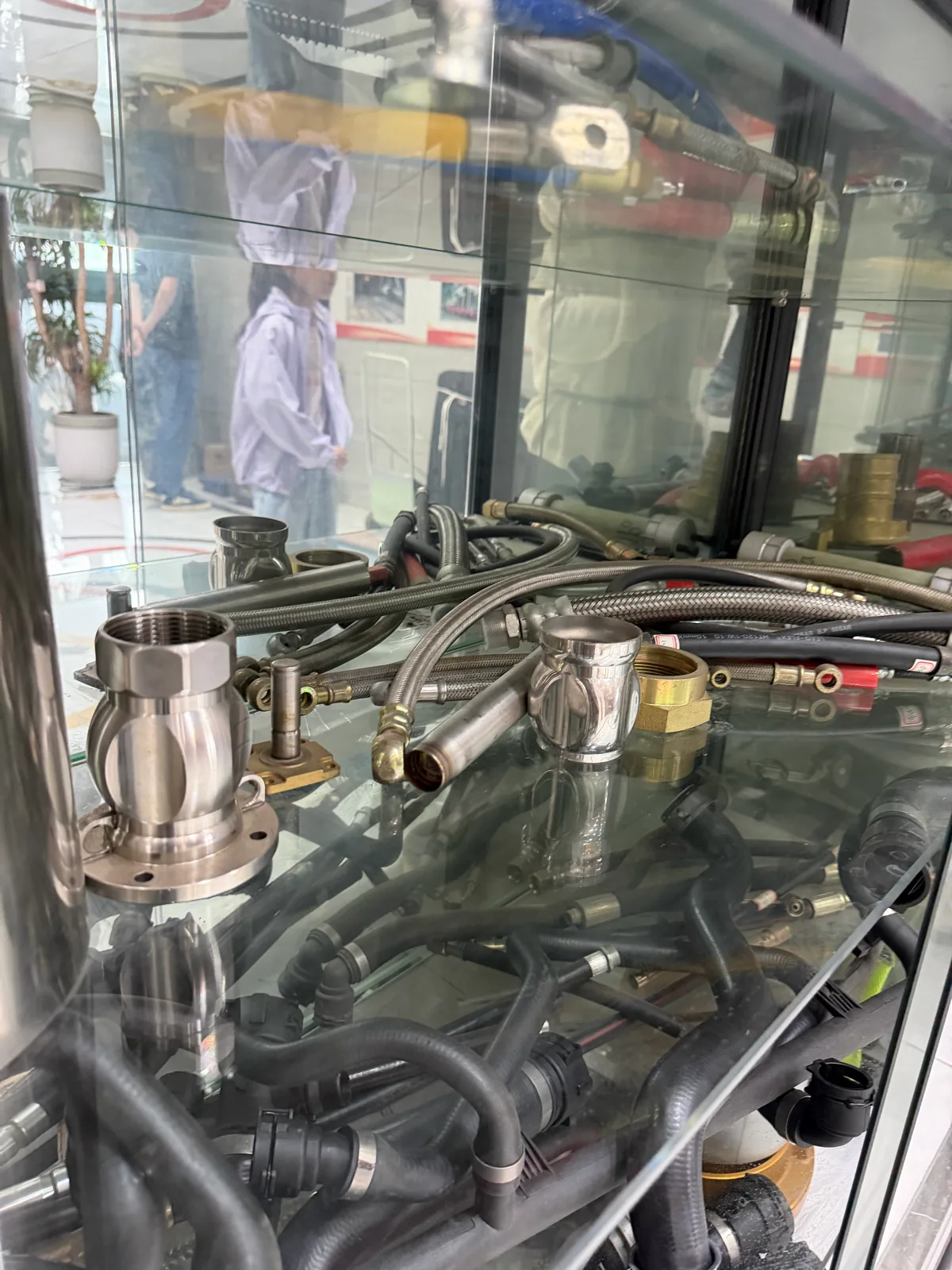 金属管路、软管和较大的机加工接头/壳体同框