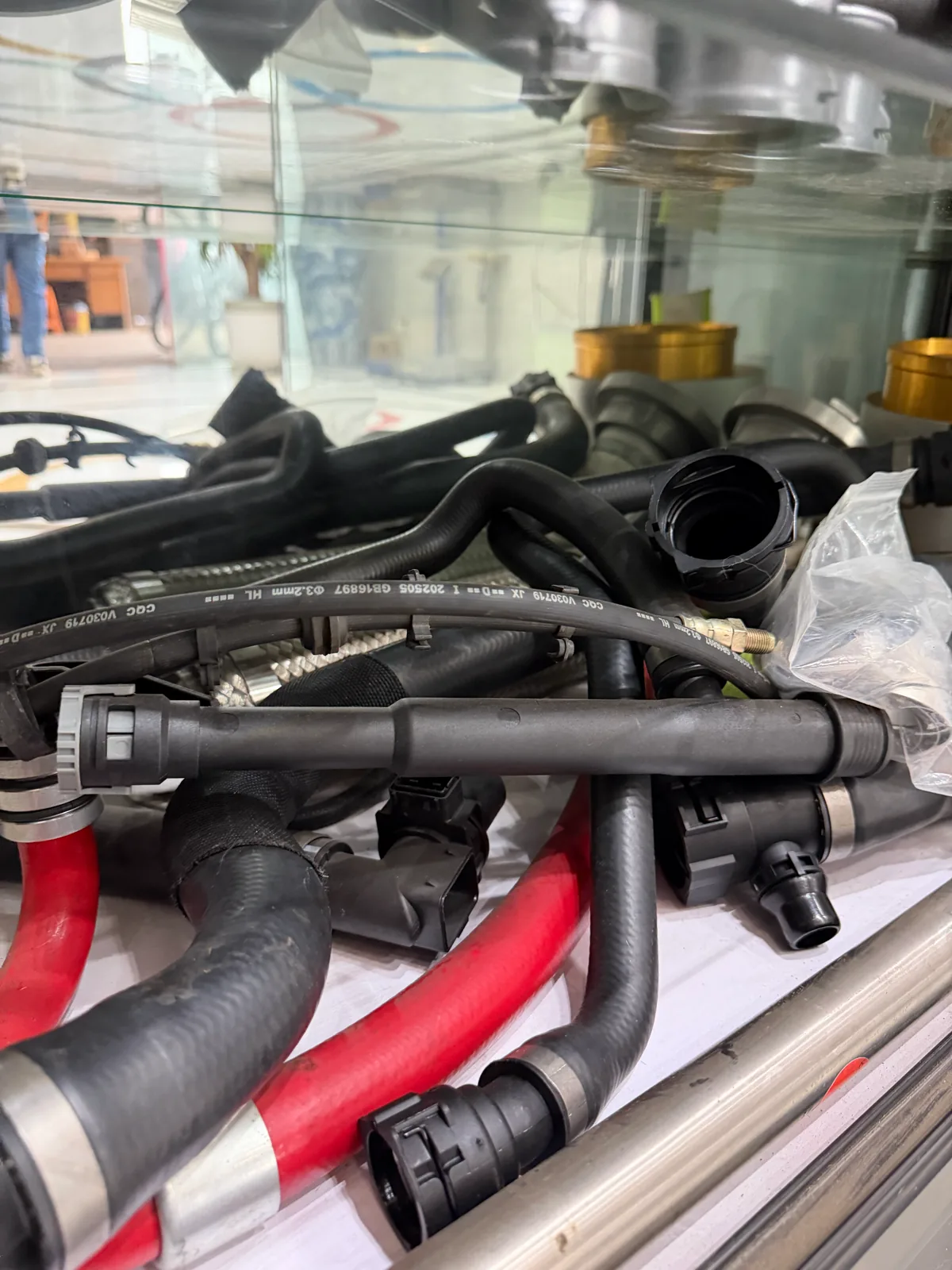 黑色与红色成型软管、塑料快接端和金属管路