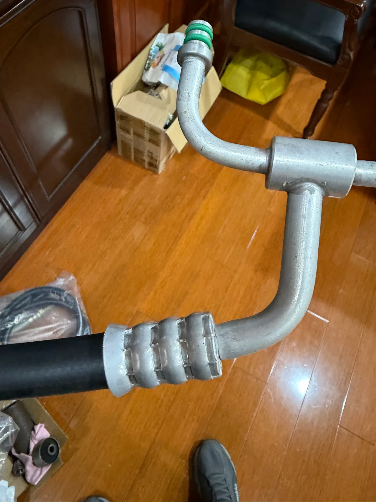 弯曲金属硬管过渡到黑色软管,连接处为多道压痕套筒