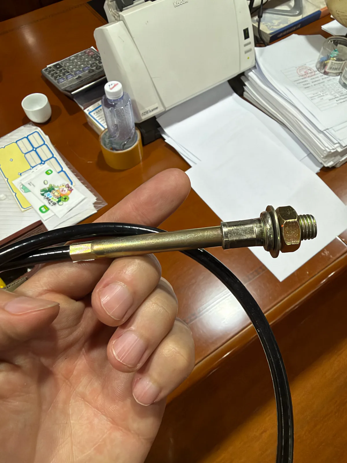 细黑色管/线总成,末端带螺纹安装件、螺母和金属过渡段