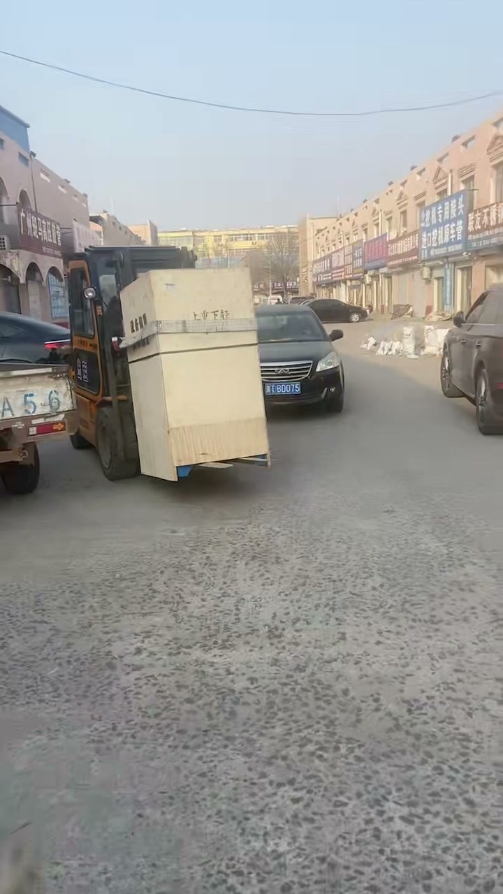 叉车推送木箱到店，结尾扫到锁管机门店（视频封面）
