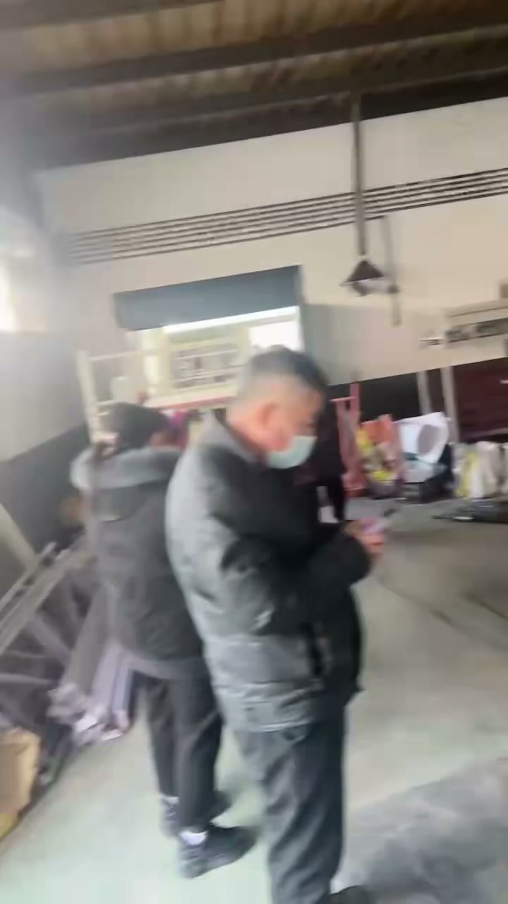 机器送达车间，工人拆包并展示整机（视频封面）