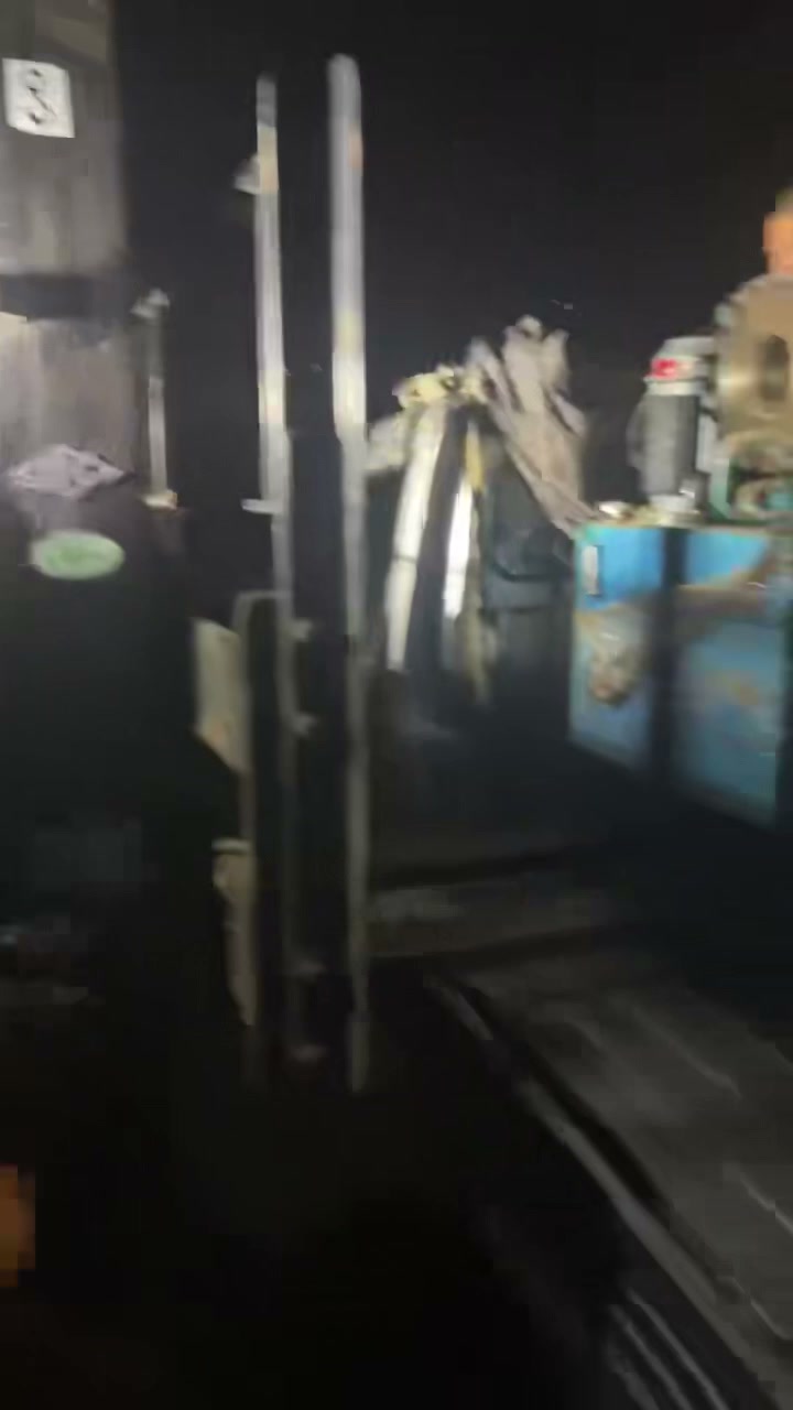 夜间装车，将 90 型样机搬上车辆（视频封面）