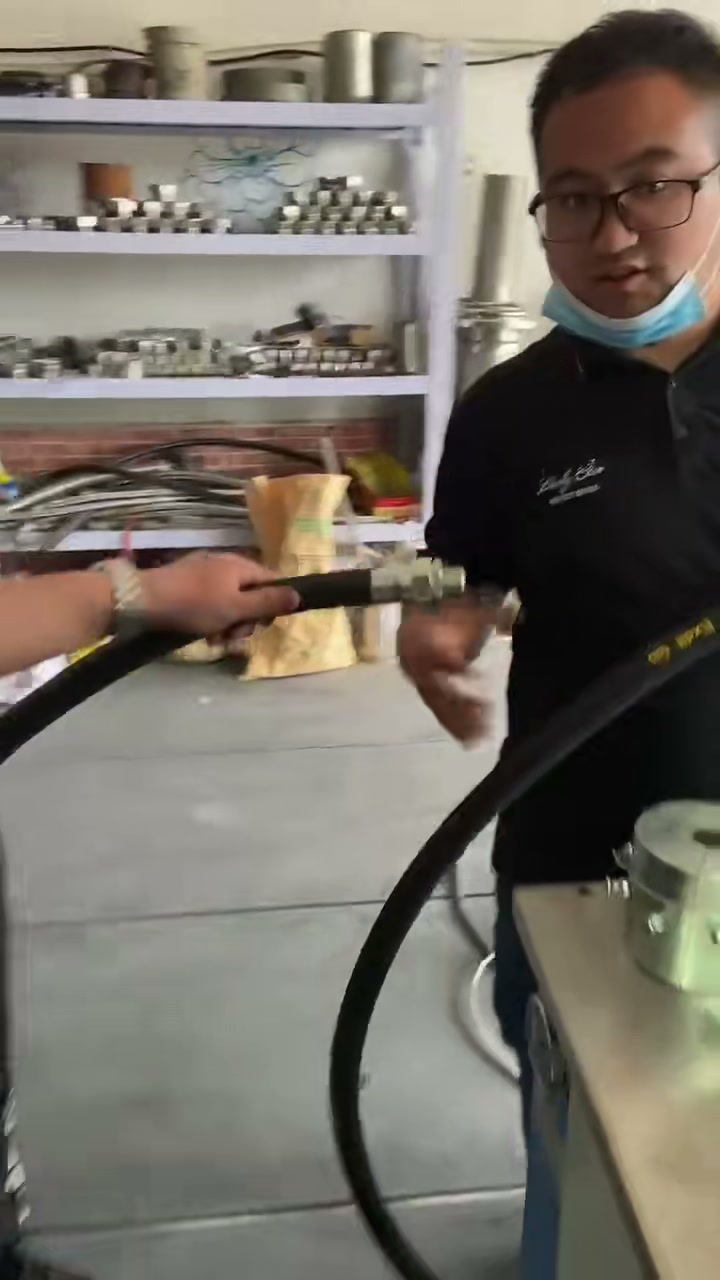 客户在电脑扣压机上操作并拿起胶管成品检查（视频封面）