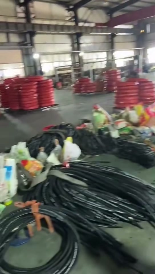 景县博通公司现场，机器、成捆胶管和操作人员（视频封面）