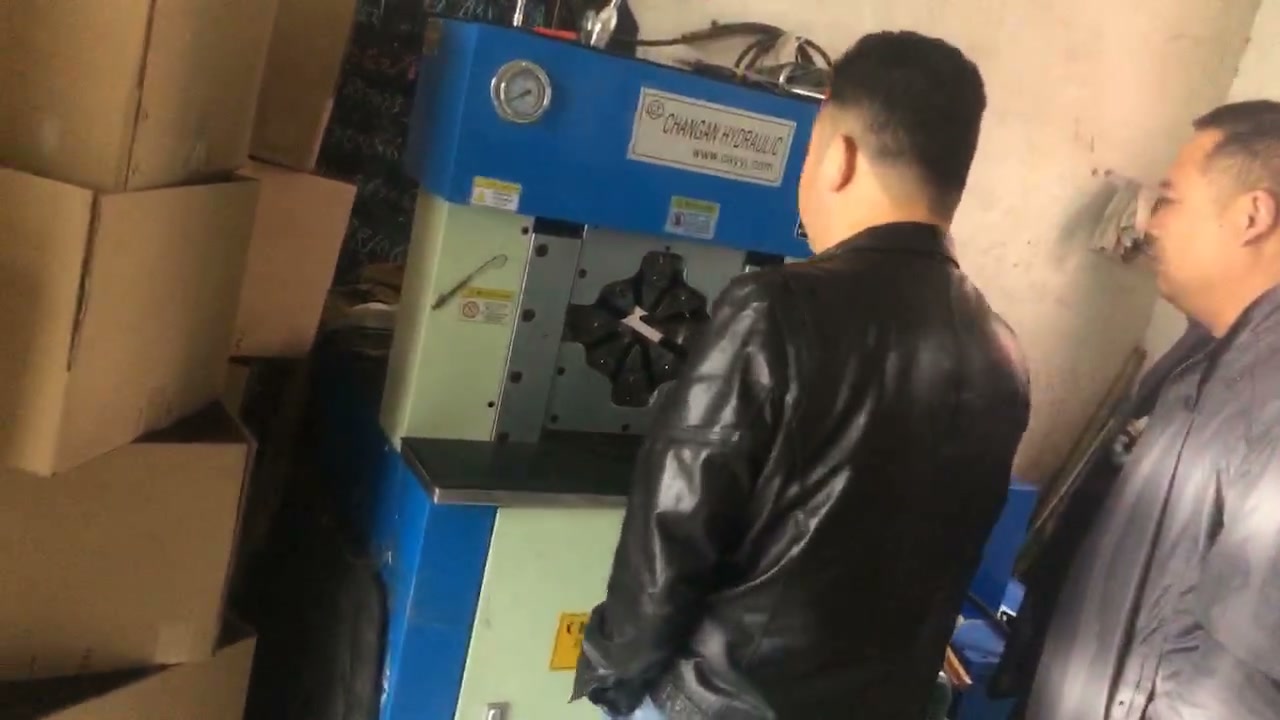技术员第 13 家回访，讲解控制与使用，结尾展示成品胶管（视频封面）
