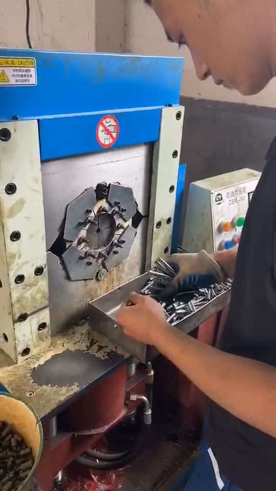 工人批量处理多根小型接头，旁白比较两台机器速度（视频封面）