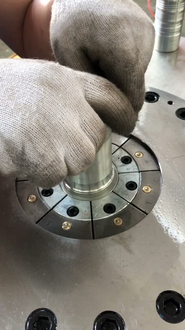 圆盘式收口机对金属套件进行收口，特写清楚（视频封面）
